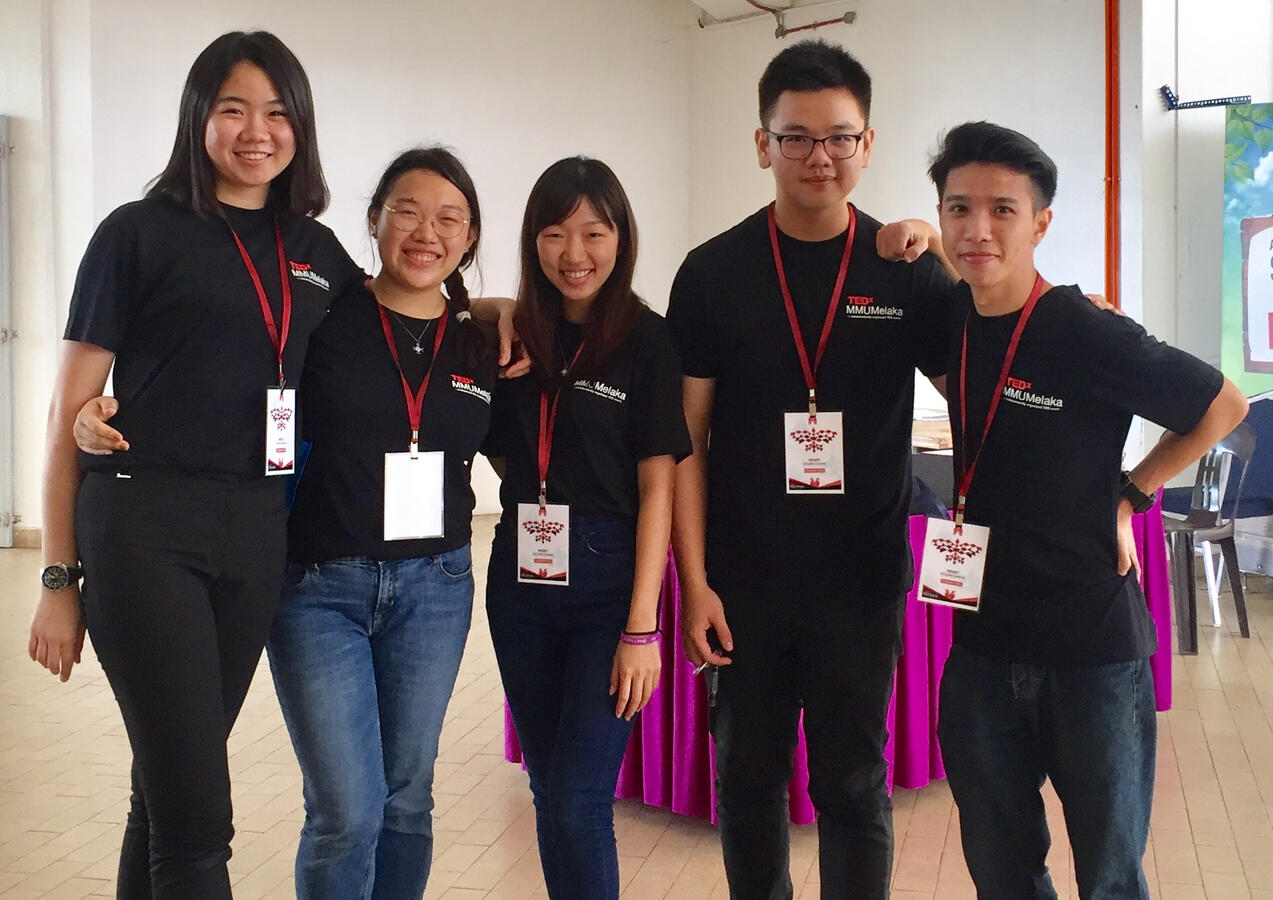 Group photo with the team commitee.